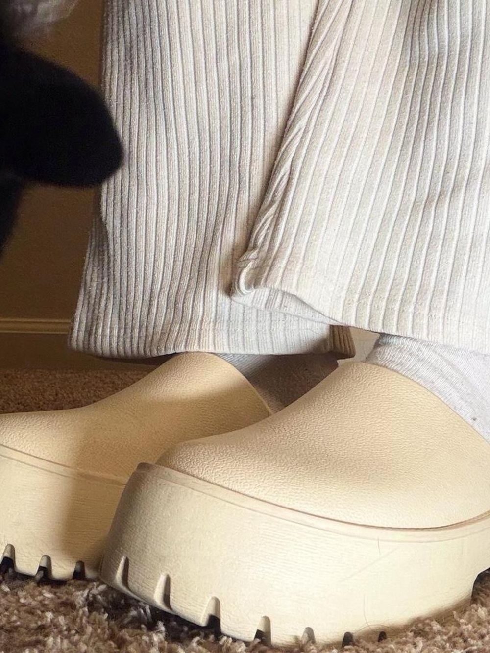 Urban Outfitters Cream Platform Clog Mules - Picture 4 of 5